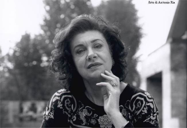 Appunti di poesia: Donatella Bisutti | L’Altrove